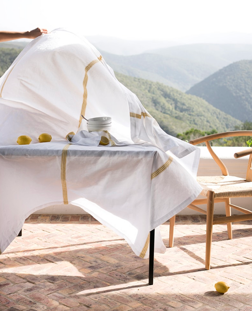 Mungo :: White Tablecloth w/ Yellow Stripe