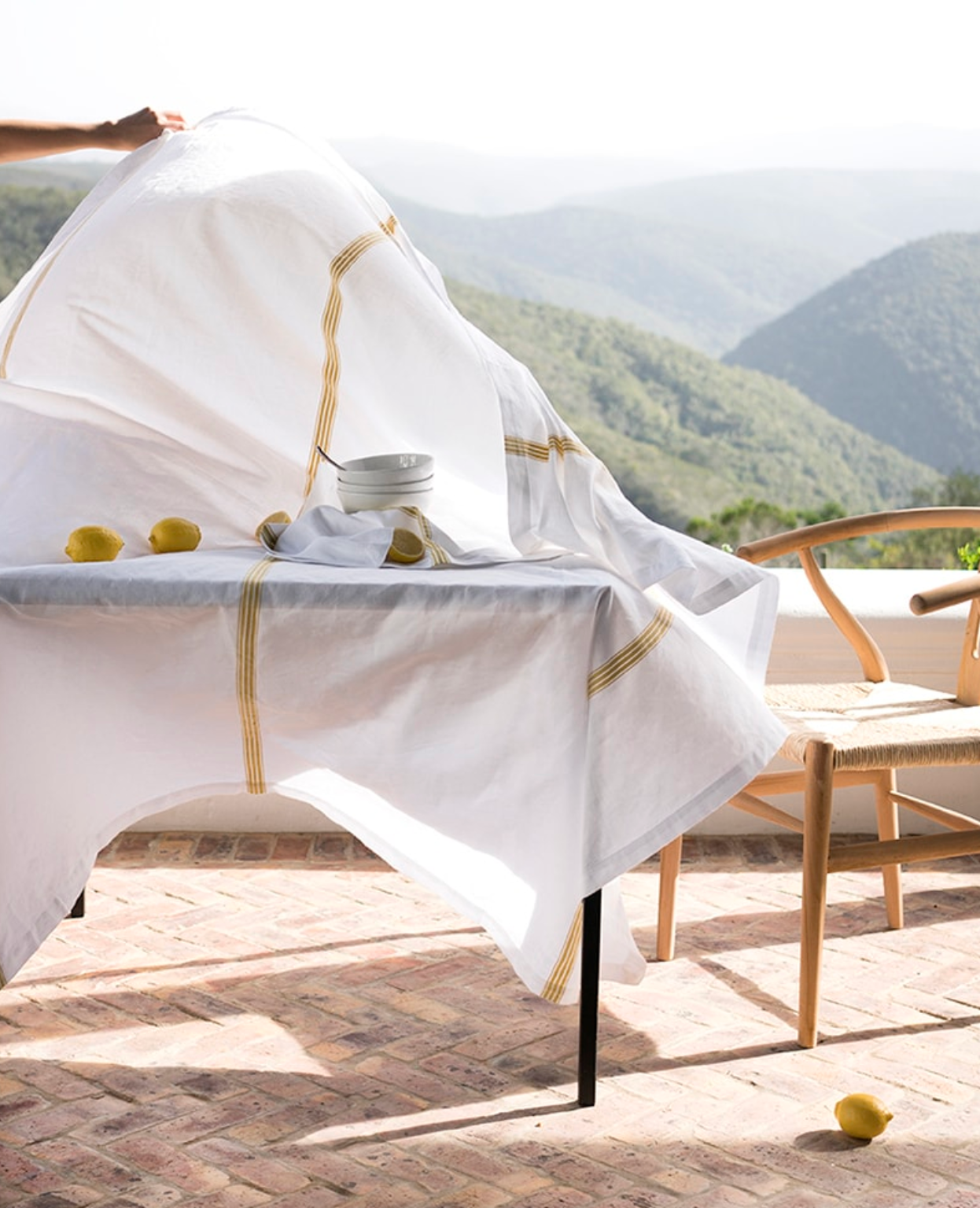 Mungo :: White Tablecloth w/ Yellow Stripe