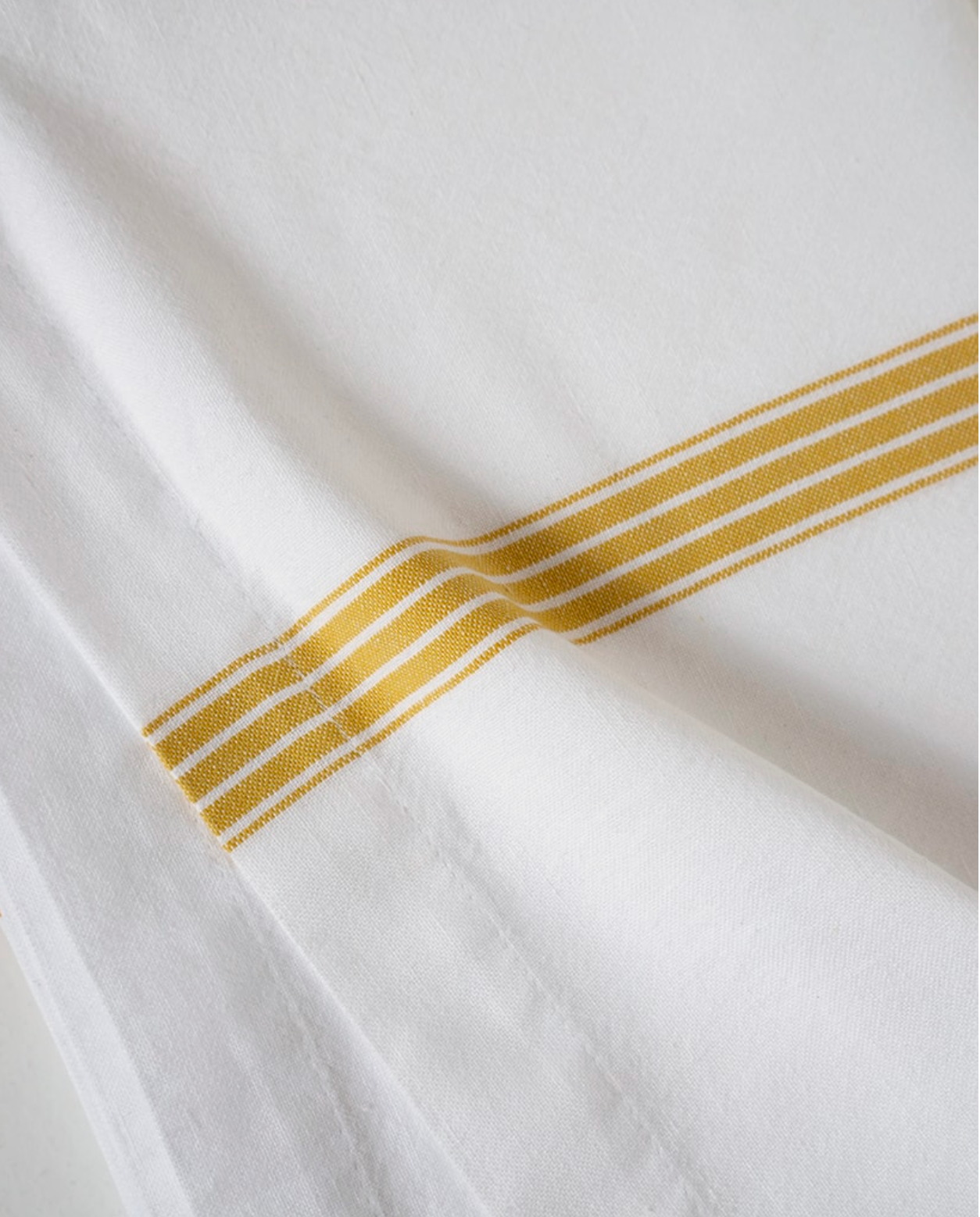 Mungo :: White Tablecloth w/ Yellow Stripe