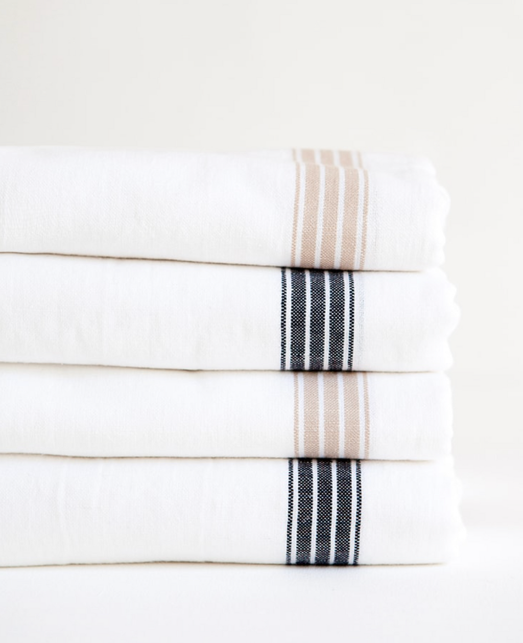 Mungo :: White Tablecloth, Navy Stripe 10 seater