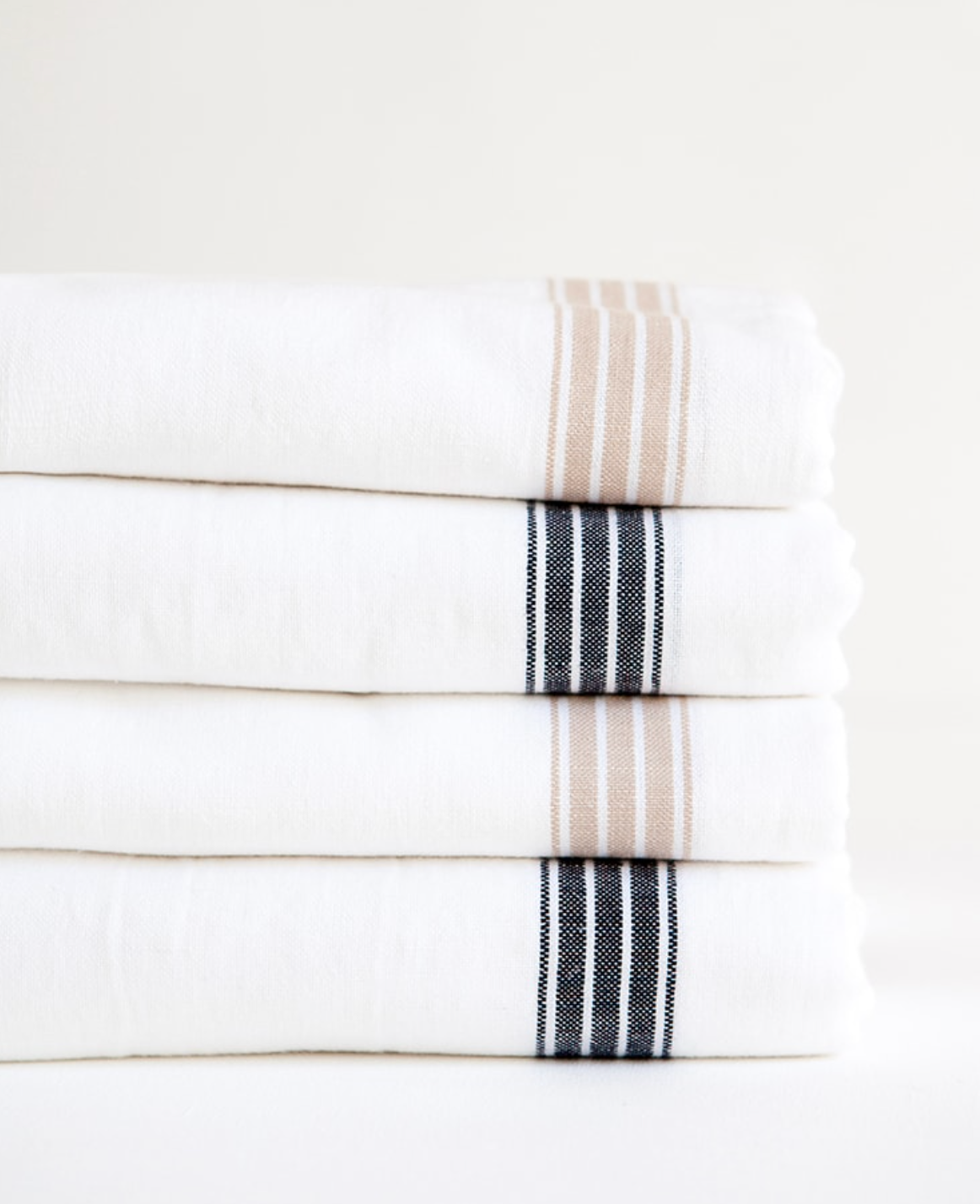 Mungo :: White Tablecloth, Navy Stripe 10 seater