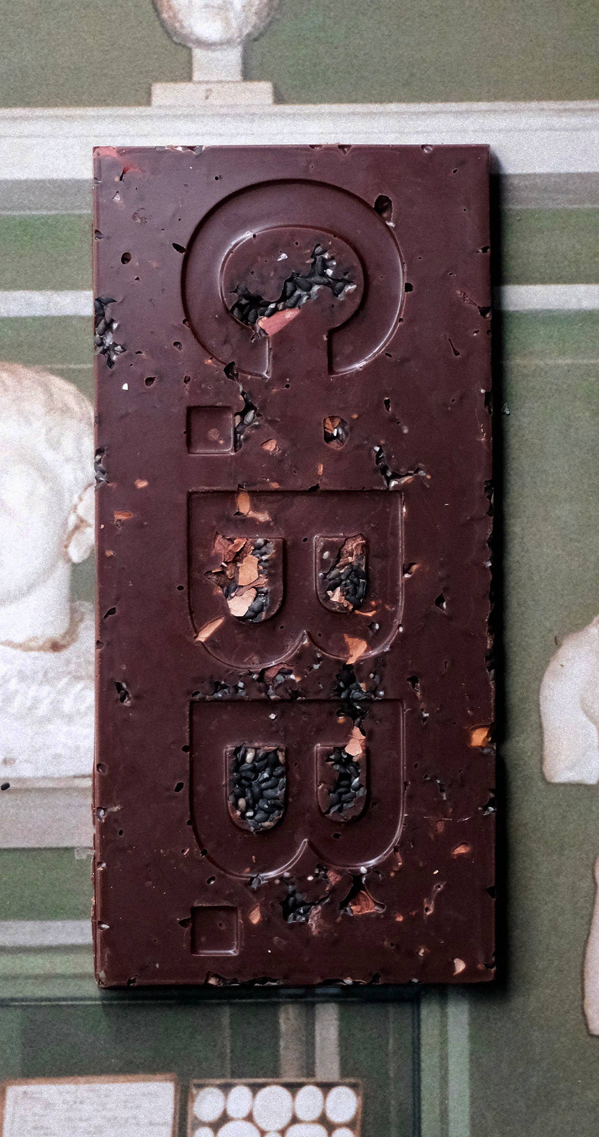Casa Bosques - Black Toasted Sesame, Cacoa Shell & Nib Chocolate Bar