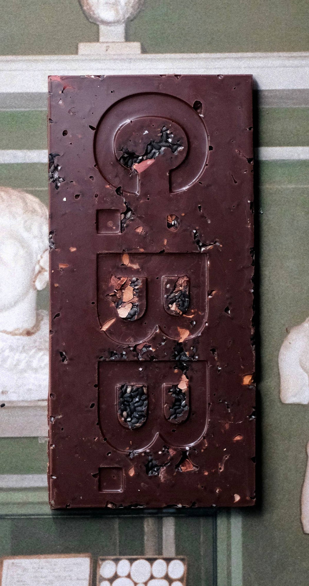 Casa Bosques - Black Toasted Sesame, Cacoa Shell & Nib Chocolate Bar